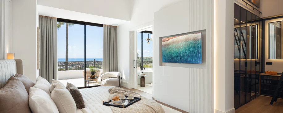 Villa mediterránea moderna con vistas al golf y al mar en Los Arqueros