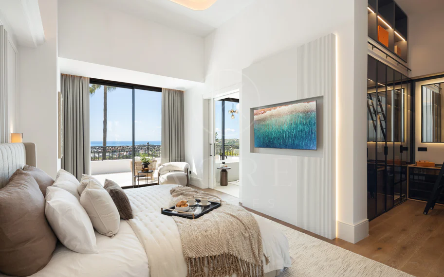 Villa mediterránea moderna con vistas al golf y al mar en Los Arqueros