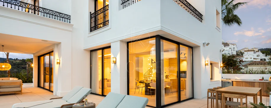 Villa mediterránea moderna con vistas al golf y al mar en Los Arqueros
