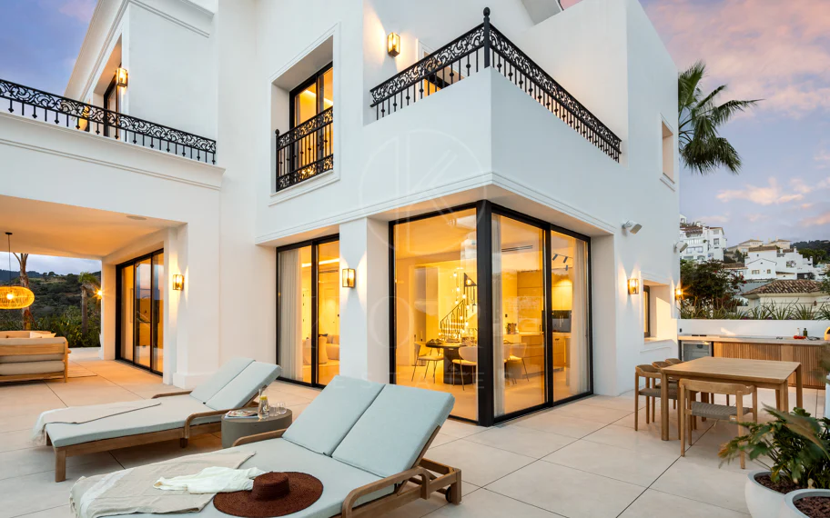 Villa mediterránea moderna con vistas al golf y al mar en Los Arqueros