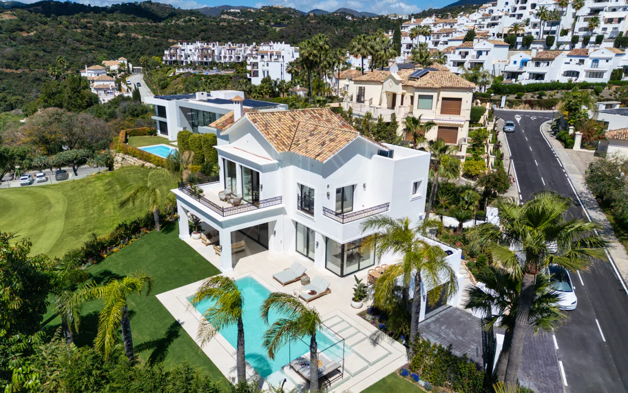 Villa mediterránea moderna con vistas al golf y al mar en Los Arqueros