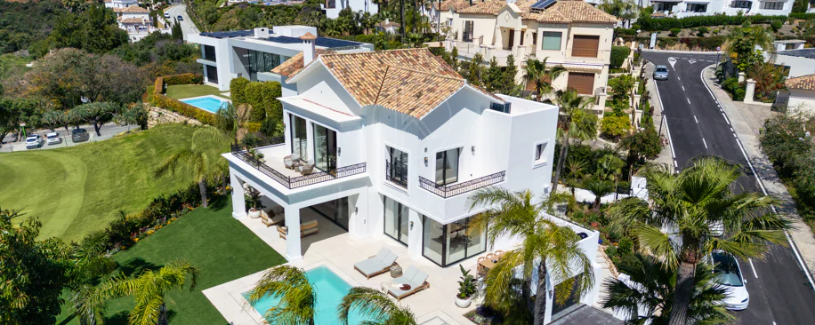 Villa mediterránea moderna con vistas al golf y al mar en Los Arqueros