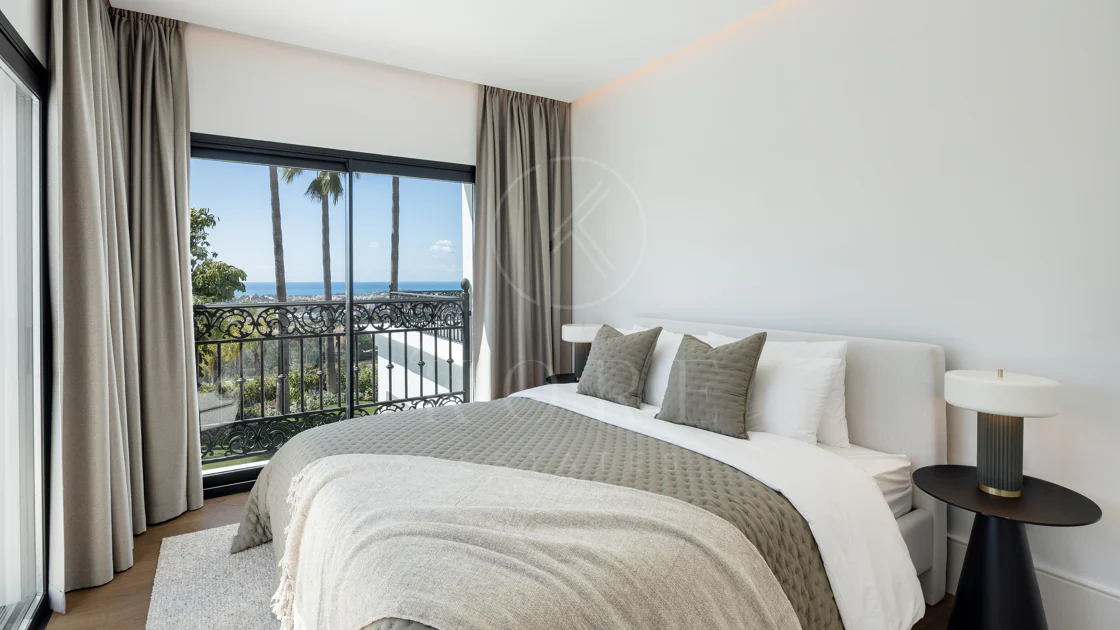 Villa mediterránea moderna con vistas al golf y al mar en Los Arqueros