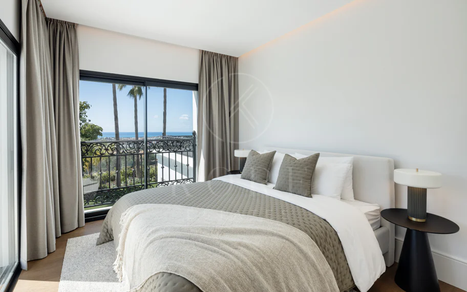 Villa mediterránea moderna con vistas al golf y al mar en Los Arqueros