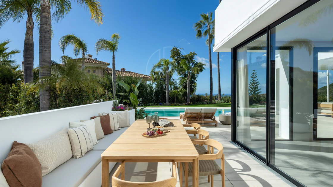 Villa mediterránea moderna con vistas al golf y al mar en Los Arqueros