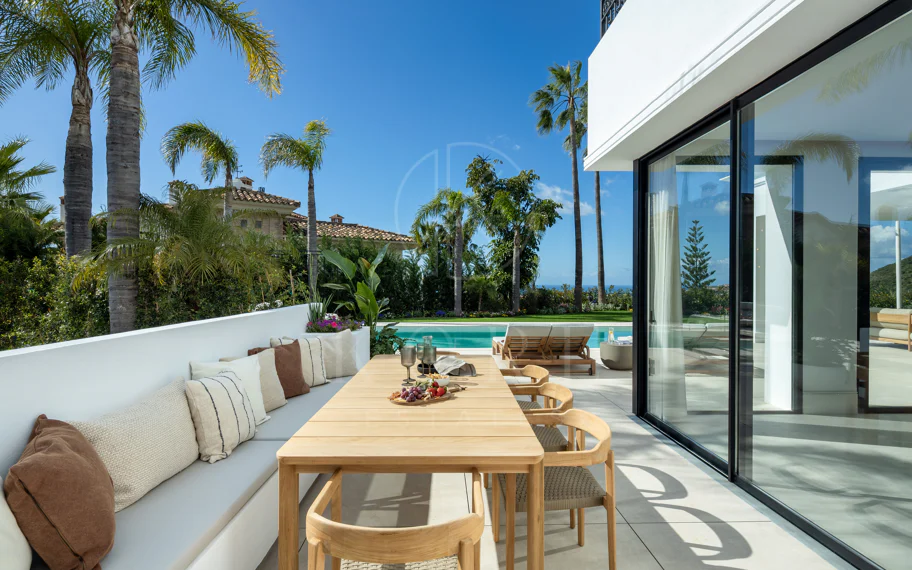 Villa mediterránea moderna con vistas al golf y al mar en Los Arqueros