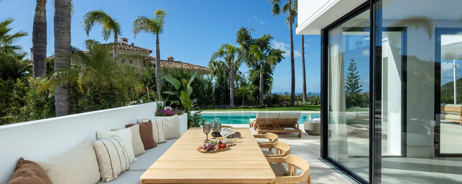 Villa mediterránea moderna con vistas al golf y al mar en Los Arqueros