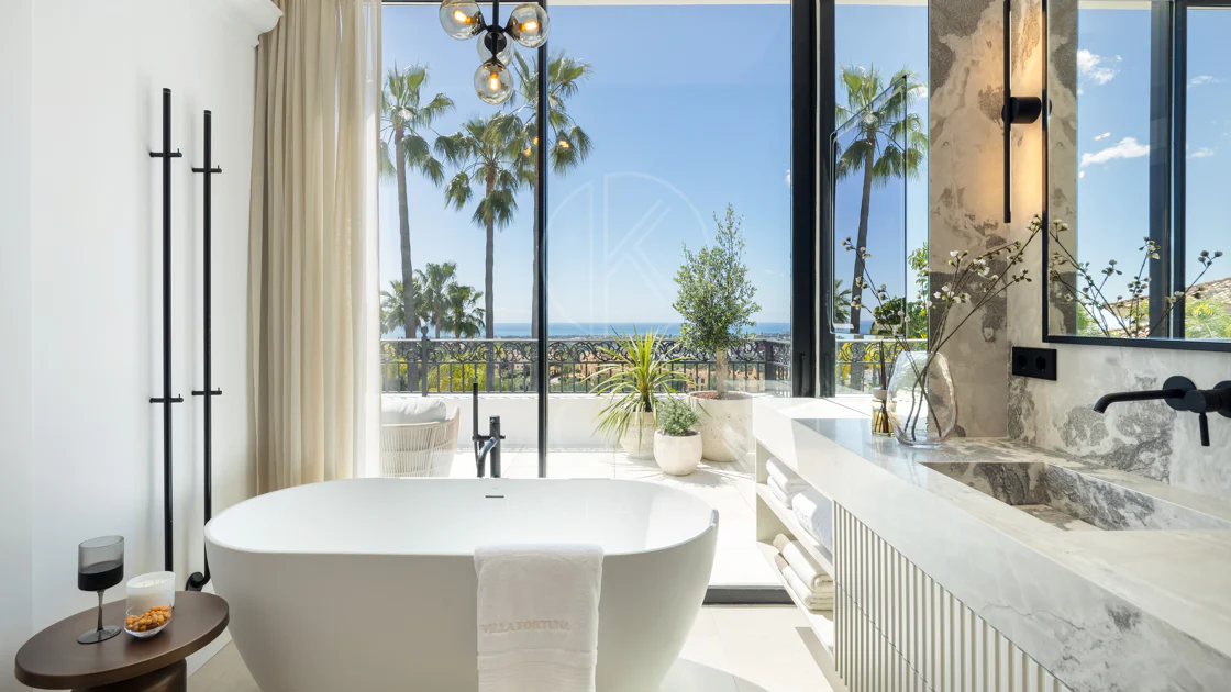 Villa mediterránea moderna con vistas al golf y al mar en Los Arqueros