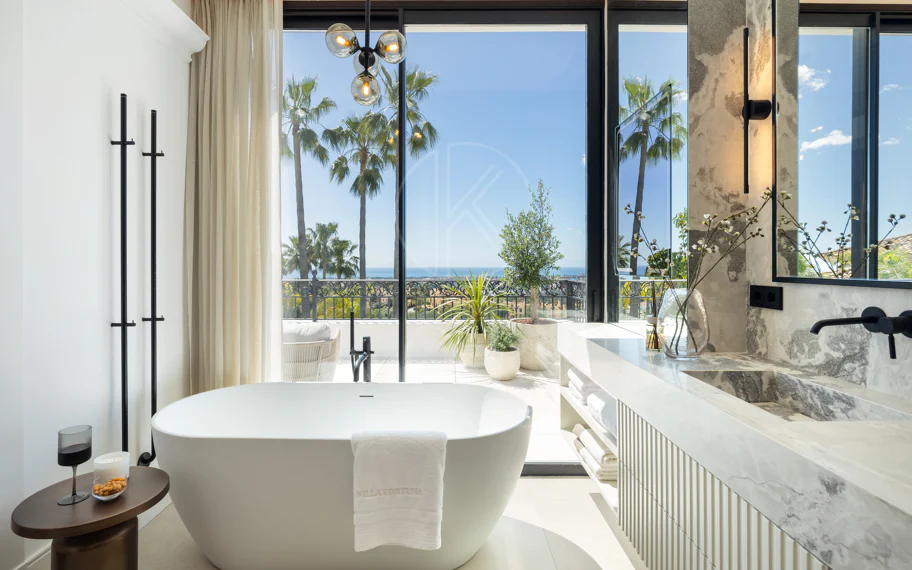 Villa mediterránea moderna con vistas al golf y al mar en Los Arqueros