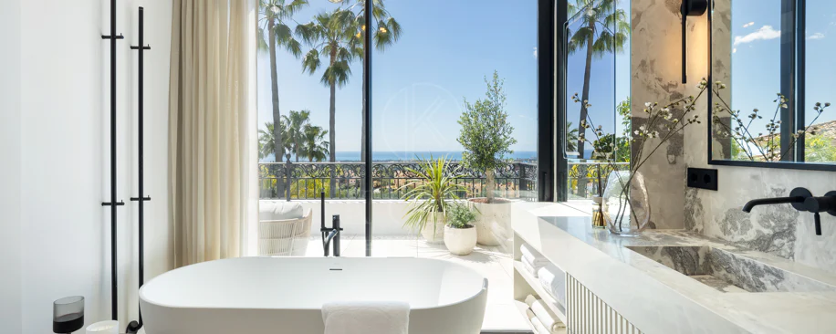 Villa mediterránea moderna con vistas al golf y al mar en Los Arqueros