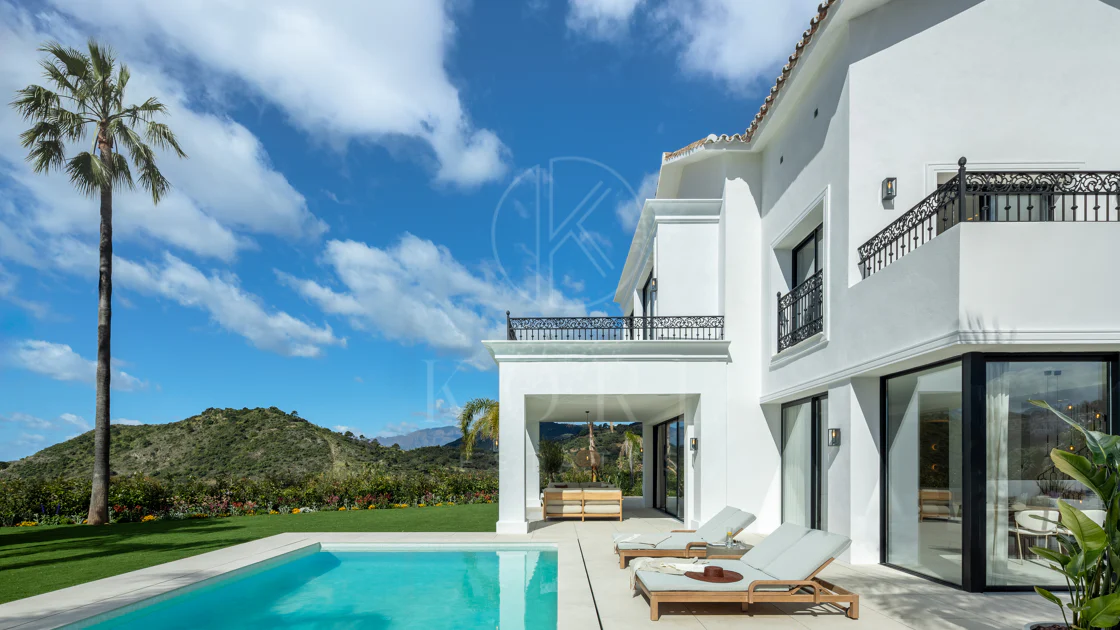 Villa mediterránea moderna con vistas al golf y al mar en Los Arqueros