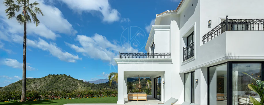Villa mediterránea moderna con vistas al golf y al mar en Los Arqueros