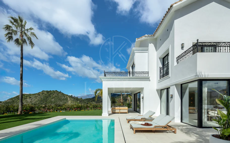 Villa mediterránea moderna con vistas al golf y al mar en Los Arqueros