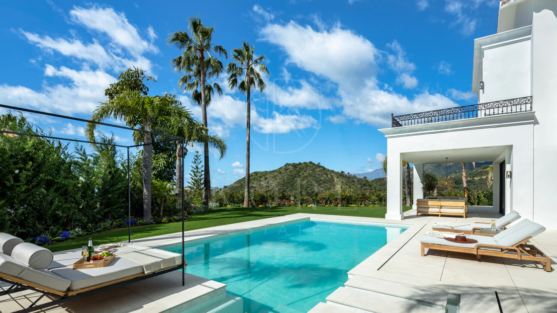 Villa mediterránea moderna con vistas al golf y al mar en Los Arqueros