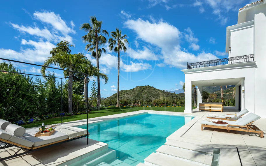 Villa mediterránea moderna con vistas al golf y al mar en Los Arqueros