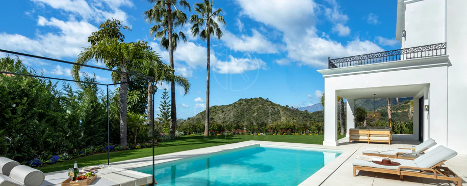 Villa mediterránea moderna con vistas al golf y al mar en Los Arqueros