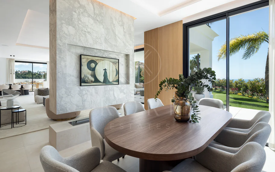 Villa mediterránea moderna con vistas al golf y al mar en Los Arqueros