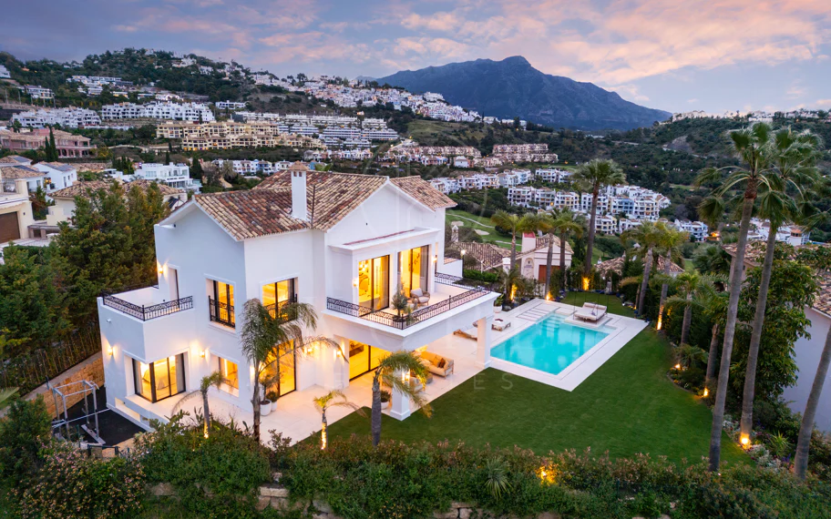 Villa mediterránea moderna con vistas al golf y al mar en Los Arqueros