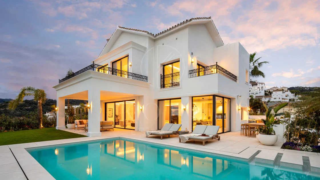 Villa mediterránea moderna con vistas al golf y al mar en Los Arqueros