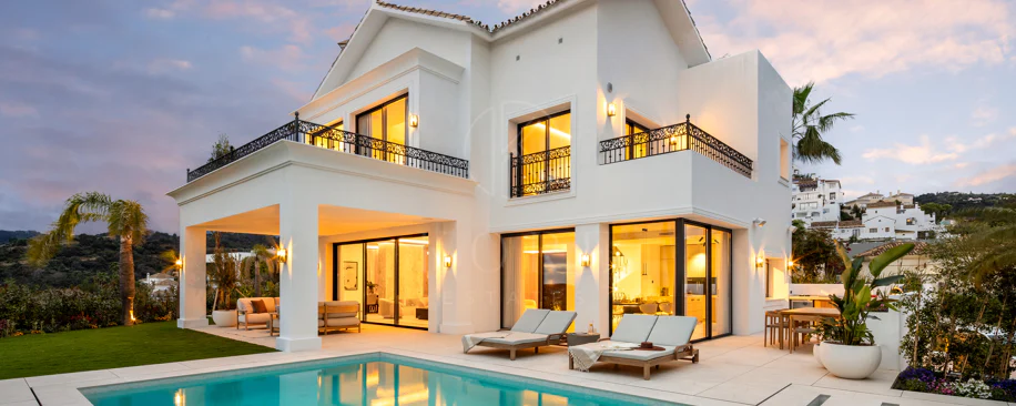Villa mediterránea moderna con vistas al golf y al mar en Los Arqueros