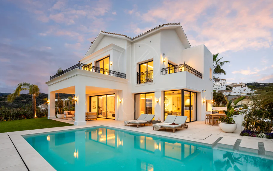 Villa mediterránea moderna con vistas al golf y al mar en Los Arqueros