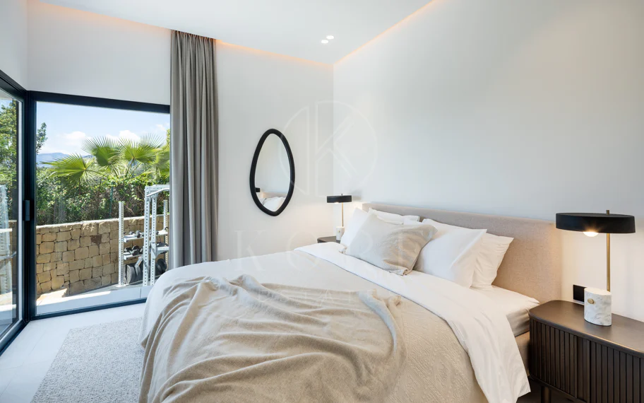 Villa mediterránea moderna con vistas al golf y al mar en Los Arqueros