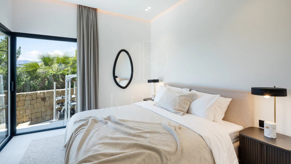 Villa mediterránea moderna con vistas al golf y al mar en Los Arqueros