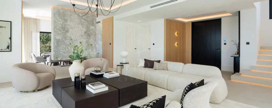 Villa mediterránea moderna con vistas al golf y al mar en Los Arqueros