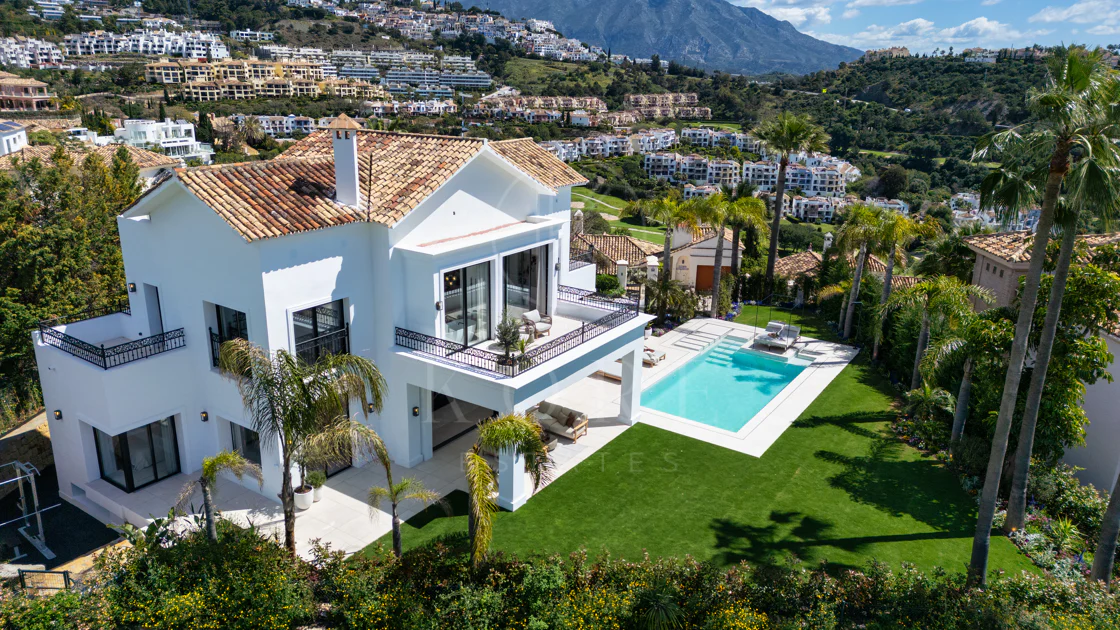 Villa mediterránea moderna con vistas al golf y al mar en Los Arqueros