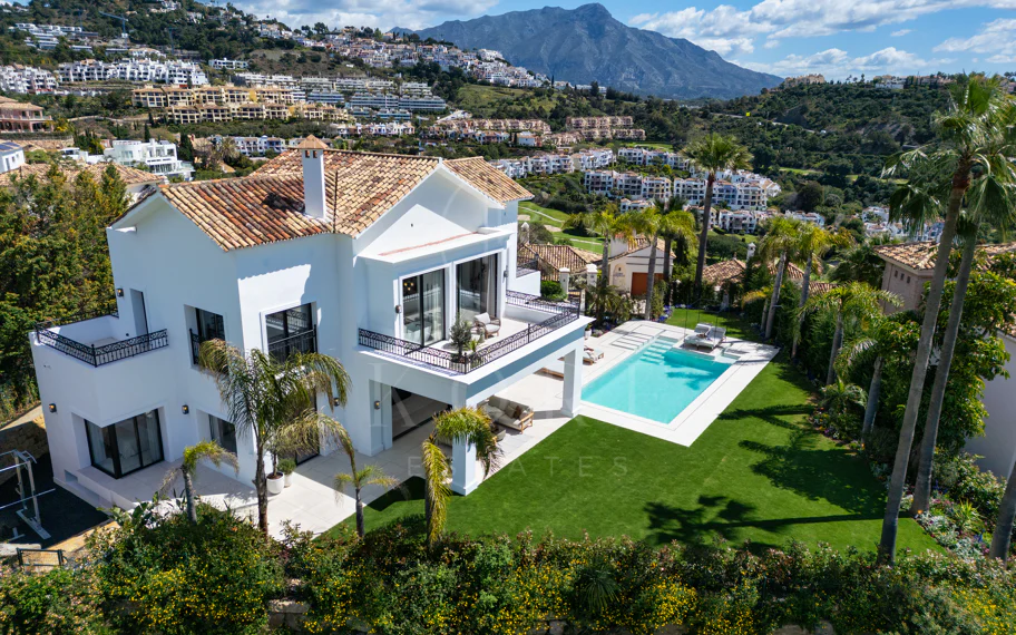 Villa mediterránea moderna con vistas al golf y al mar en Los Arqueros