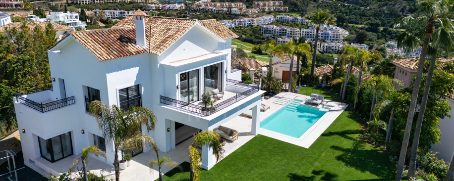 Villa mediterránea moderna con vistas al golf y al mar en Los Arqueros