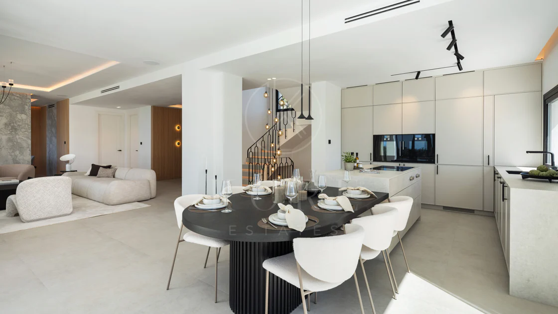 Villa mediterránea moderna con vistas al golf y al mar en Los Arqueros