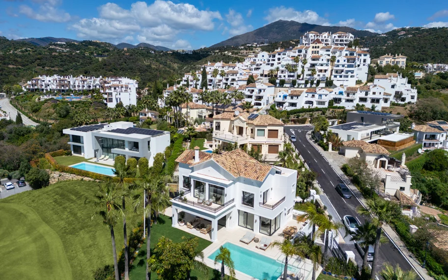 Villa mediterránea moderna con vistas al golf y al mar en Los Arqueros