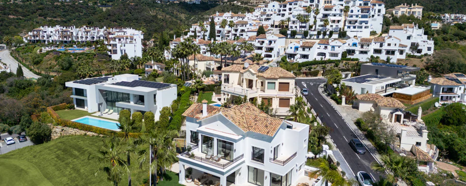 Villa mediterránea moderna con vistas al golf y al mar en Los Arqueros