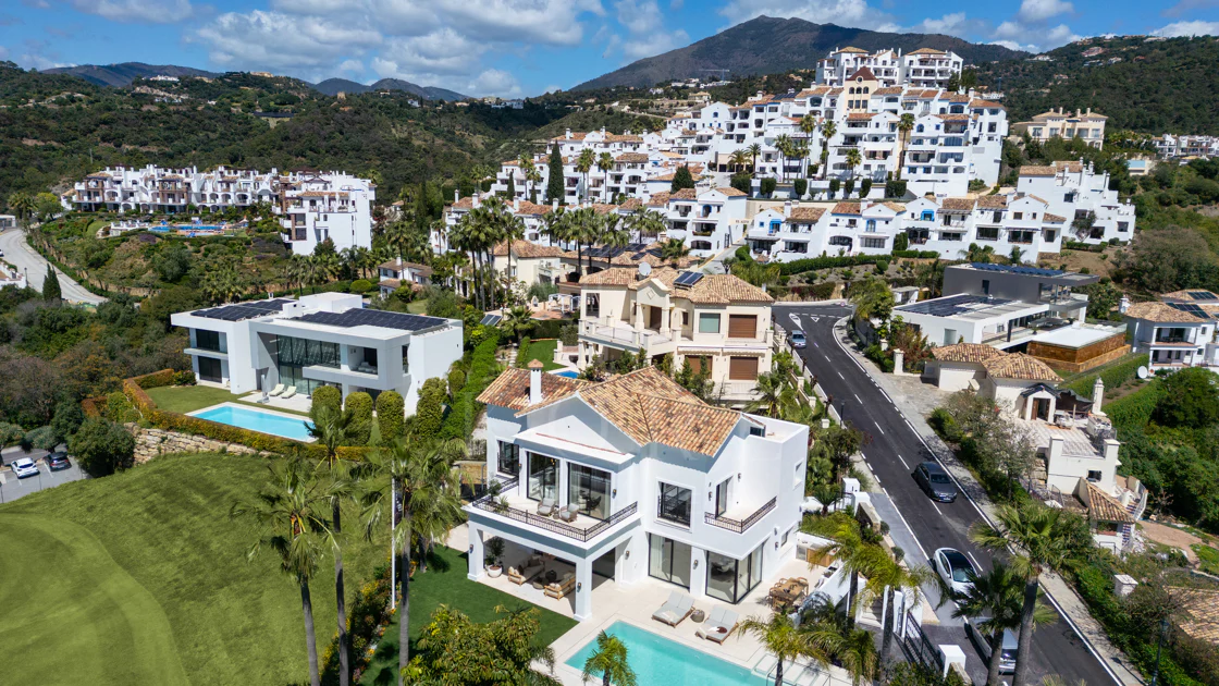 Villa mediterránea moderna con vistas al golf y al mar en Los Arqueros