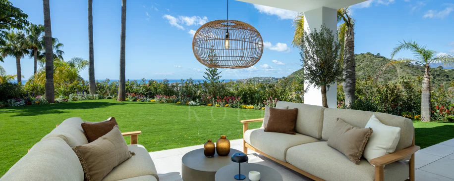 Villa mediterránea moderna con vistas al golf y al mar en Los Arqueros