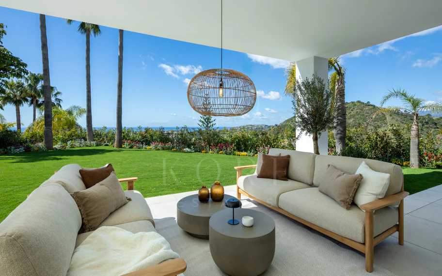Villa mediterránea moderna con vistas al golf y al mar en Los Arqueros