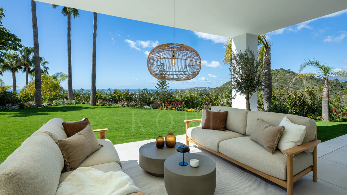 Villa mediterránea moderna con vistas al golf y al mar en Los Arqueros
