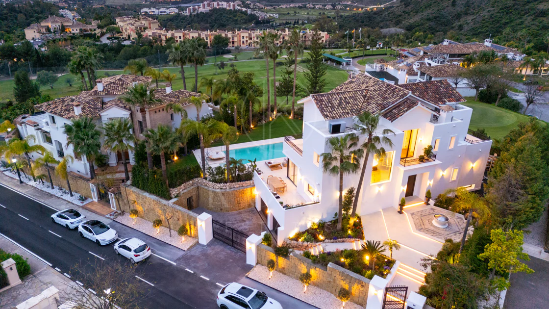 Villa mediterránea moderna con vistas al golf y al mar en Los Arqueros