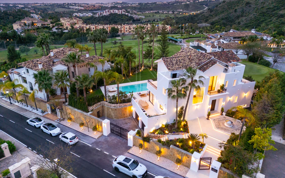 Villa mediterránea moderna con vistas al golf y al mar en Los Arqueros