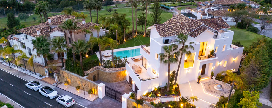 Villa mediterránea moderna con vistas al golf y al mar en Los Arqueros
