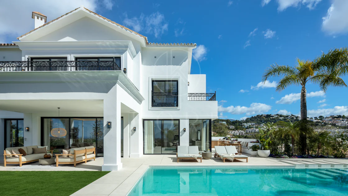 Villa mediterránea moderna con vistas al golf y al mar en Los Arqueros