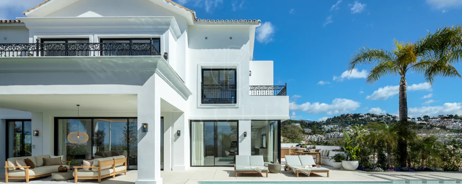 Villa mediterránea moderna con vistas al golf y al mar en Los Arqueros