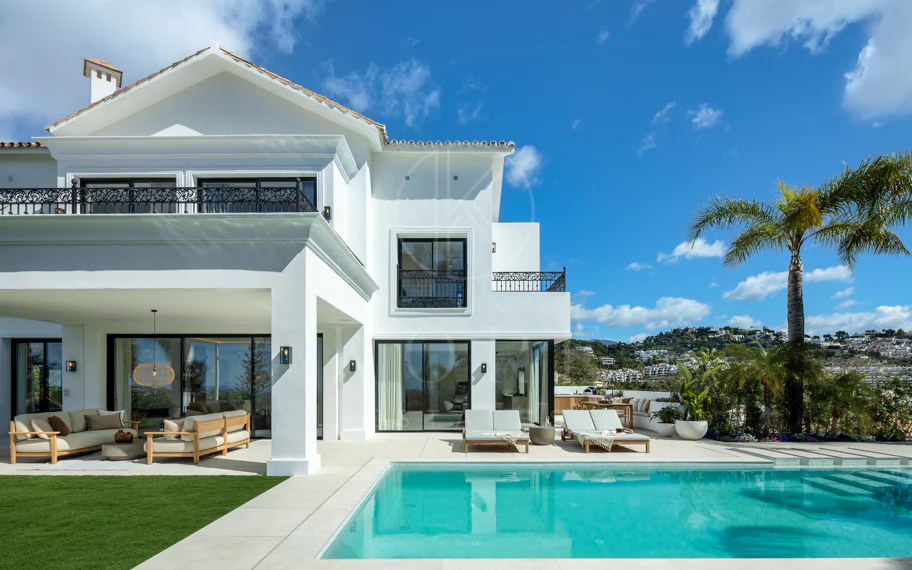 Villa mediterránea moderna con vistas al golf y al mar en Los Arqueros