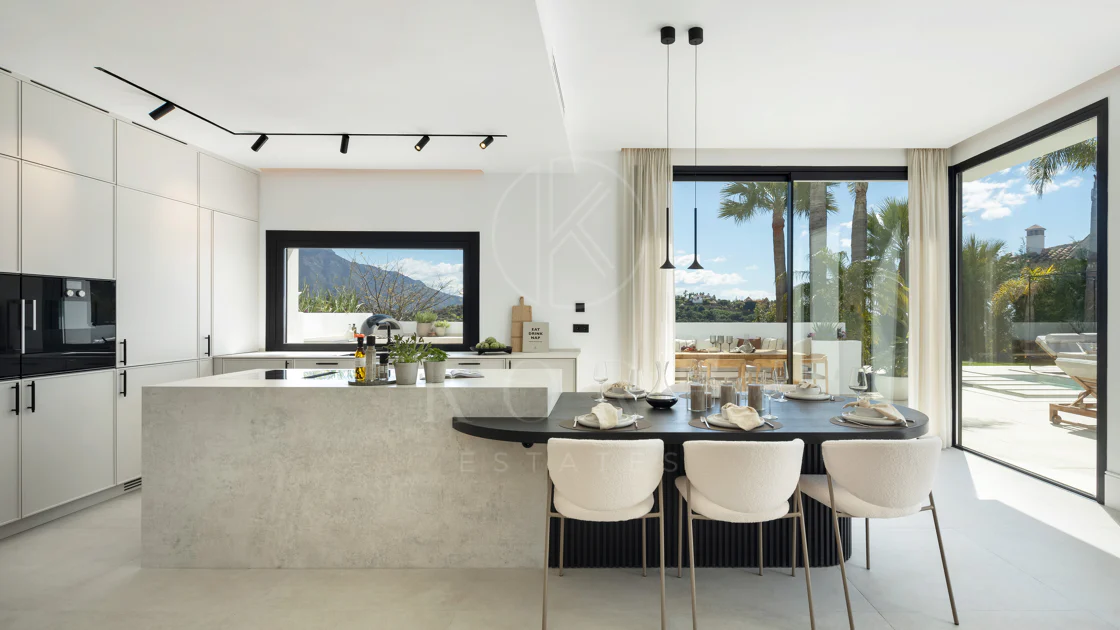 Villa mediterránea moderna con vistas al golf y al mar en Los Arqueros