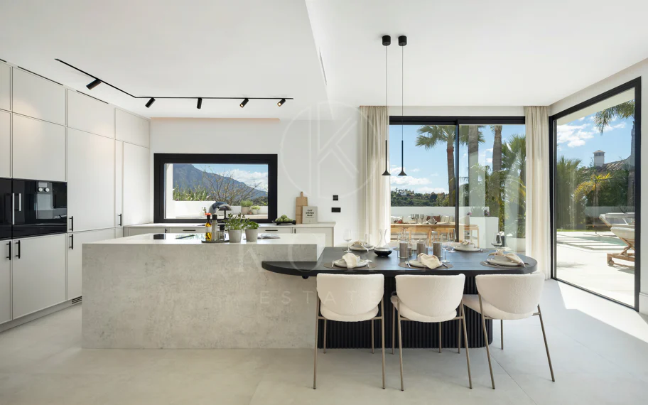 Villa mediterránea moderna con vistas al golf y al mar en Los Arqueros
