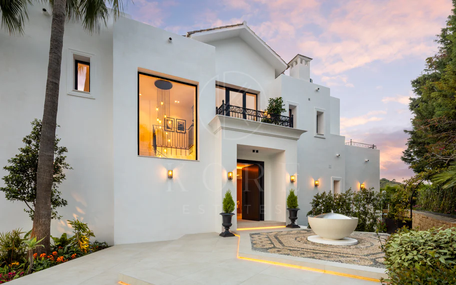 Villa mediterránea moderna con vistas al golf y al mar en Los Arqueros