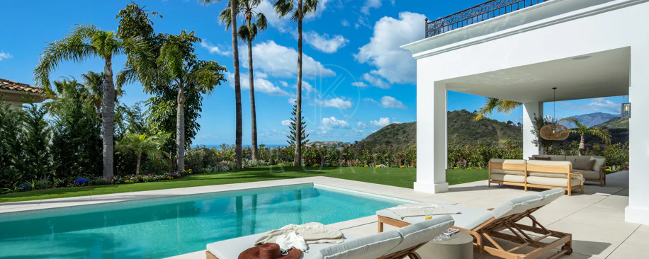 Villa mediterránea moderna con vistas al golf y al mar en Los Arqueros