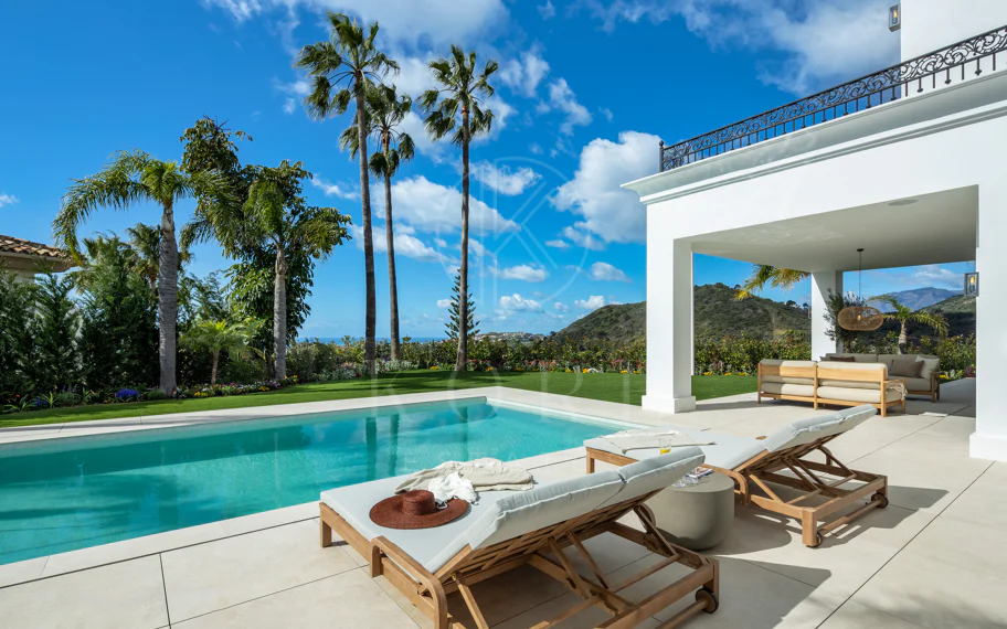Villa mediterránea moderna con vistas al golf y al mar en Los Arqueros