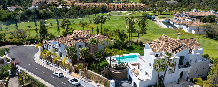 Villa mediterránea moderna con vistas al golf y al mar en Los Arqueros